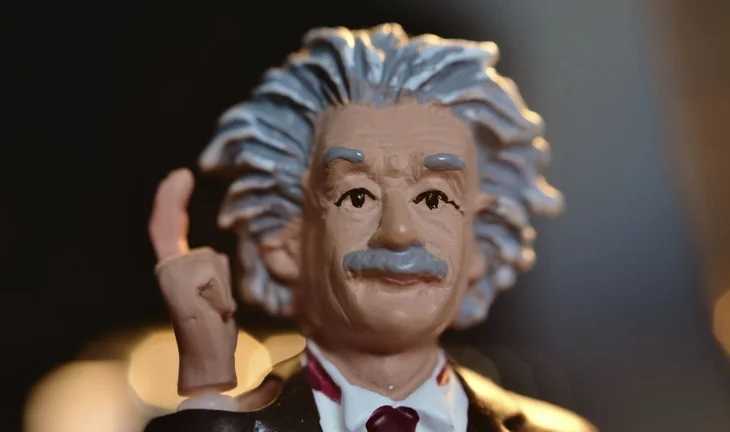 Albert Einstein with a plastic hand