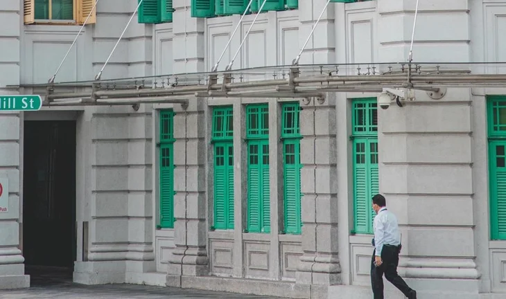 Hong Kong vs. Singapore: Where do bankers earn the most?